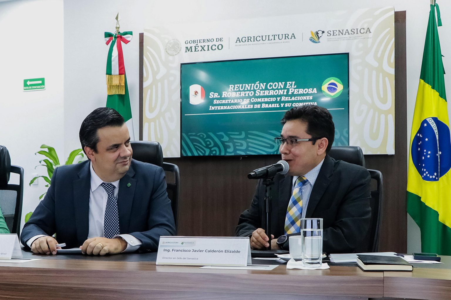 Fotografía cedida hoy por la Secretaría de Agricultura y Desarrollo Rural (Sader) de México que muestra al director en jefe del Servicio Nacional de Sanidad, Inocuidad y Calidad Agroalimentaria (Senasica), Francisco Javier Calderón Elizalde (d), y al secretario de Comercio y Relaciones Internacionales del Ministerio de Agricultura y Ganadería de Brasil, Roberto Serron, durante una reunión en Ciudad de México (México). EFE/Sader México /SOLO USO EDITORIAL /SOLO DISPONIBLE PARA ILUSTRAR LA NOTICIA QUE ACOMPAÑA (CRÉDITO OBLIGATORIO)