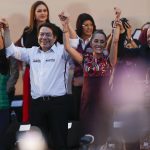 El líder nacional del Movimiento de Regeneración Nacional (Morena), Mario Delgado (c1), y la candidata presidencial, Claudia Sheinbaum (c2), participan en el cierre de precampaña en el Monumento a la Revolución hoy, en la Ciudad de México (México). EFE/Isaac Esquivel