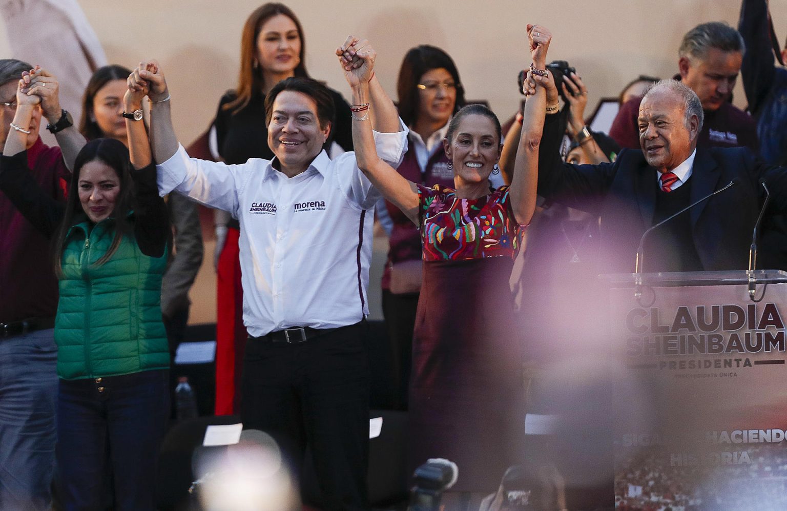 El líder nacional del Movimiento de Regeneración Nacional (Morena), Mario Delgado (c1), y la candidata presidencial, Claudia Sheinbaum (c2), participan en el cierre de precampaña en el Monumento a la Revolución hoy, en la Ciudad de México (México). EFE/Isaac Esquivel