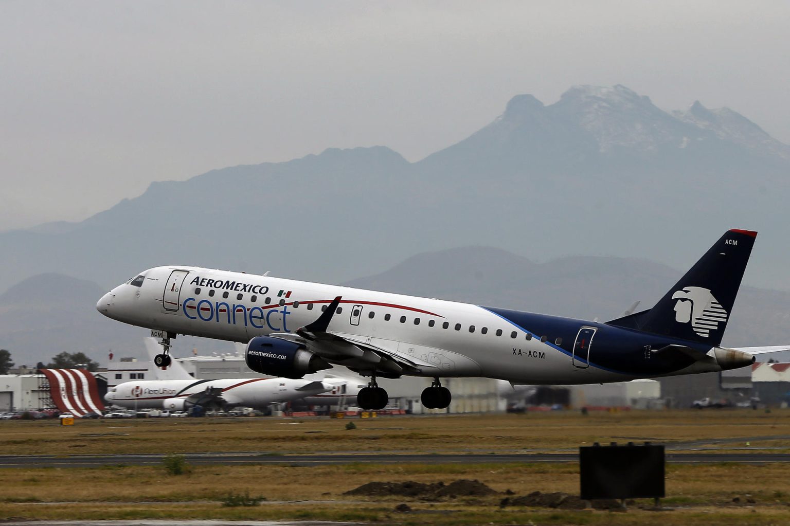 Fotografía de archivo de un avión de Aeroméxico en el Aeropuerto Internacional de Ciudad de México (México). EFE/José Méndez