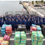 Fotografía cedida por la Guardia Costera de Estados Unidos donde aparece la tripulación del buque guardacostas Resolute (WMEC620) mientras posan con la droga incautada en sus patrullas marítimas, hoy en el puerto de St. Petesburg, Florida (EE. UU). EFE/Guardia Costera EEUU /SOLO USO EDITORIAL /NO VENTAS /SOLO DISPONIBLE PARA ILUSTRAR LA NOTICIA QUE ACOMPAÑA /CRÉDITO OBLIGATORIO