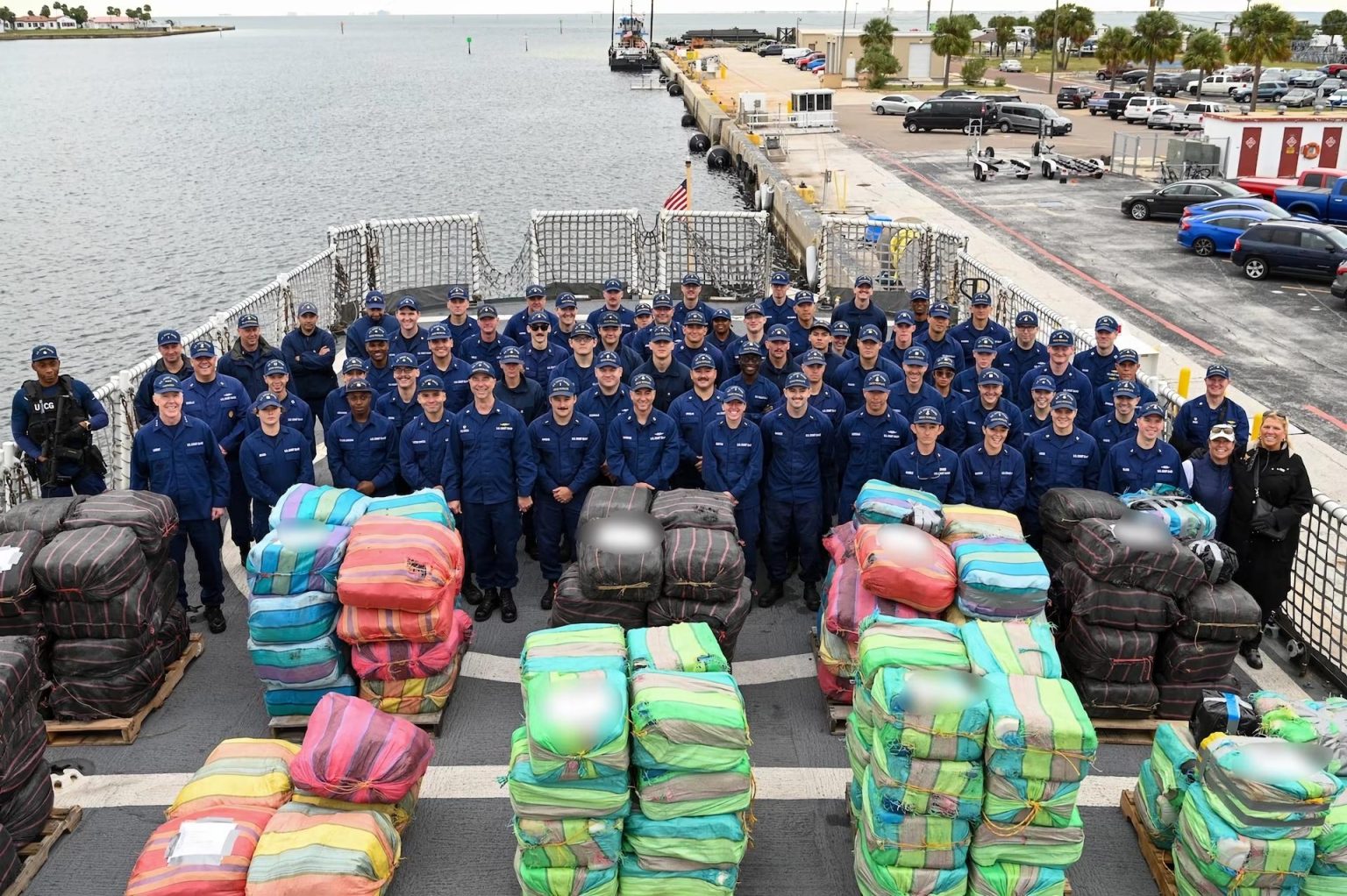 Fotografía cedida por la Guardia Costera de Estados Unidos donde aparece la tripulación del buque guardacostas Resolute (WMEC620) mientras posan con la droga incautada en sus patrullas marítimas, hoy en el puerto de St. Petesburg, Florida (EE. UU). EFE/Guardia Costera EEUU /SOLO USO EDITORIAL /NO VENTAS /SOLO DISPONIBLE PARA ILUSTRAR LA NOTICIA QUE ACOMPAÑA /CRÉDITO OBLIGATORIO