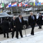 El secretario general de la Organización de los Estados Americanos (OEA), Luis Almagro (d), recibe hoy en la sede del organismo al presidente saliente de Guatemala, Alejandro Giammattei (c), en Washington (EE.UU.). EFE/ Lenin Nolly