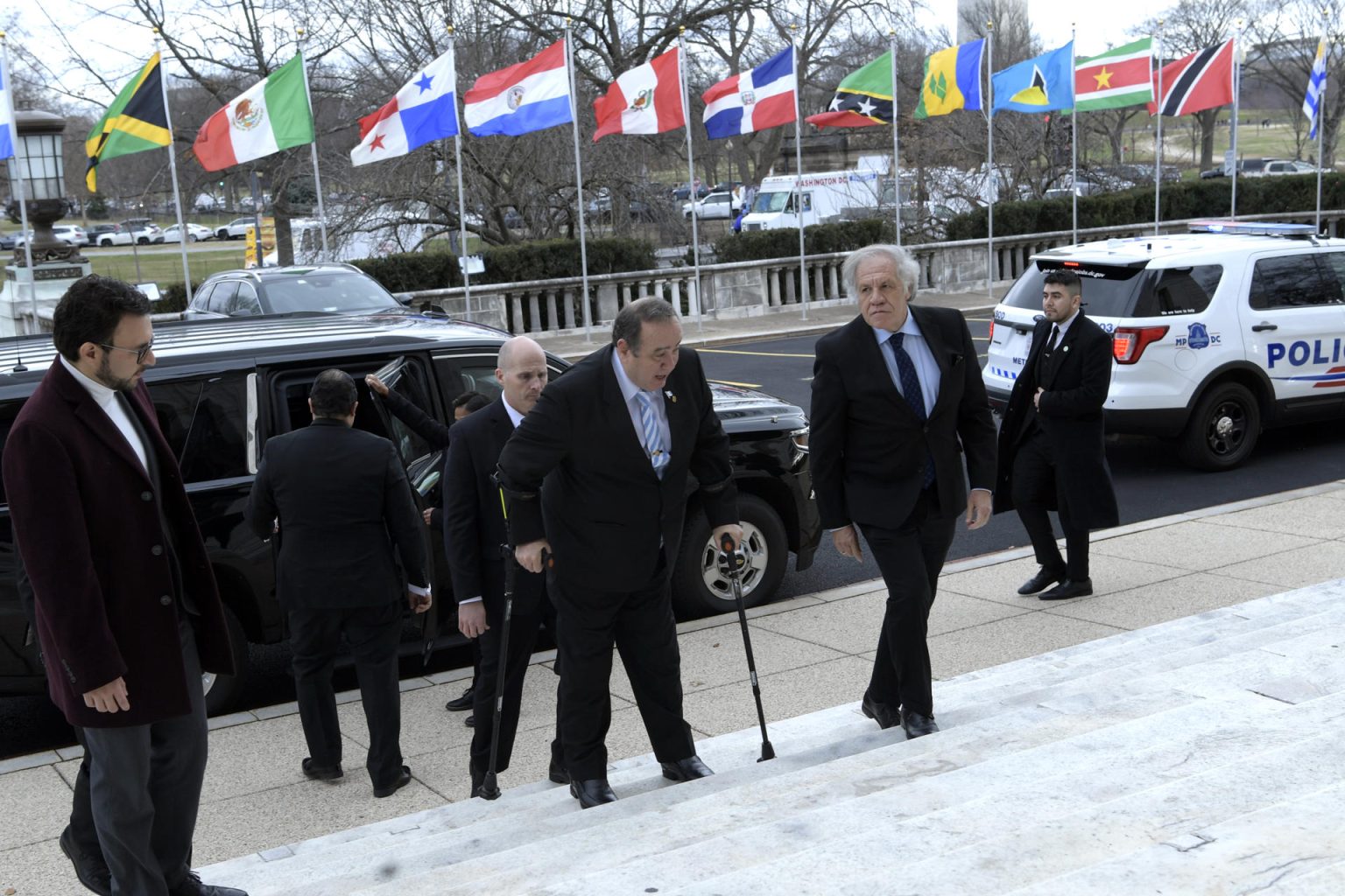 El secretario general de la Organización de los Estados Americanos (OEA), Luis Almagro (d), recibe hoy en la sede del organismo al presidente saliente de Guatemala, Alejandro Giammattei (c), en Washington (EE.UU.). EFE/ Lenin Nolly