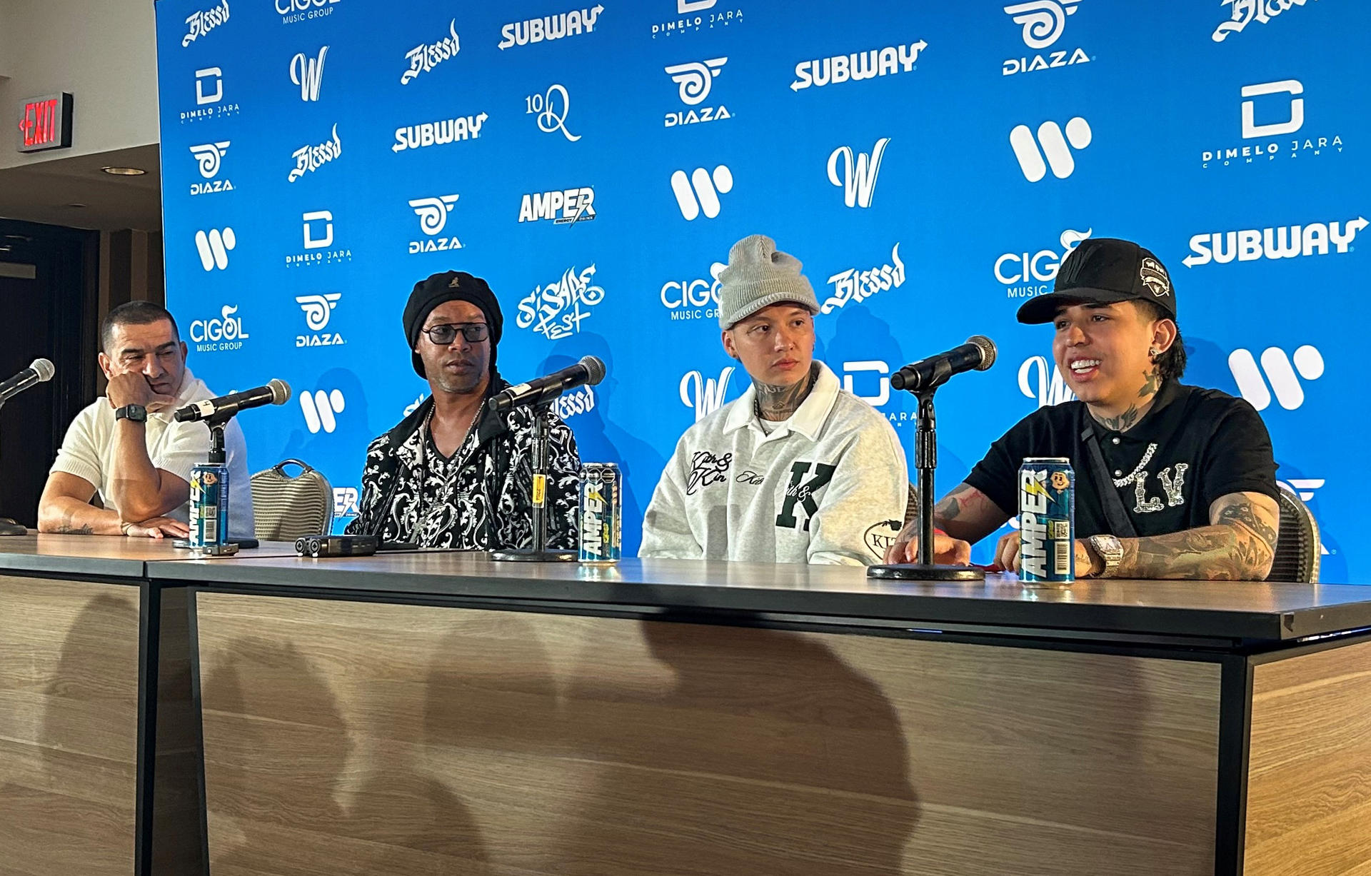 El exjugador de fútbol, el colombiano Víctor Hugo Aristizábal (i), la leyenda mundial del fútbol, Ronaldinho Gaucho (2-i), el cantante Blessd (2-d) y el streamer Westcol hablan durante una rueda de prensa con motivo del "partido de estrellas" hoy en Miami, Florida (EEUU). EFE/Lorenzo Castro
