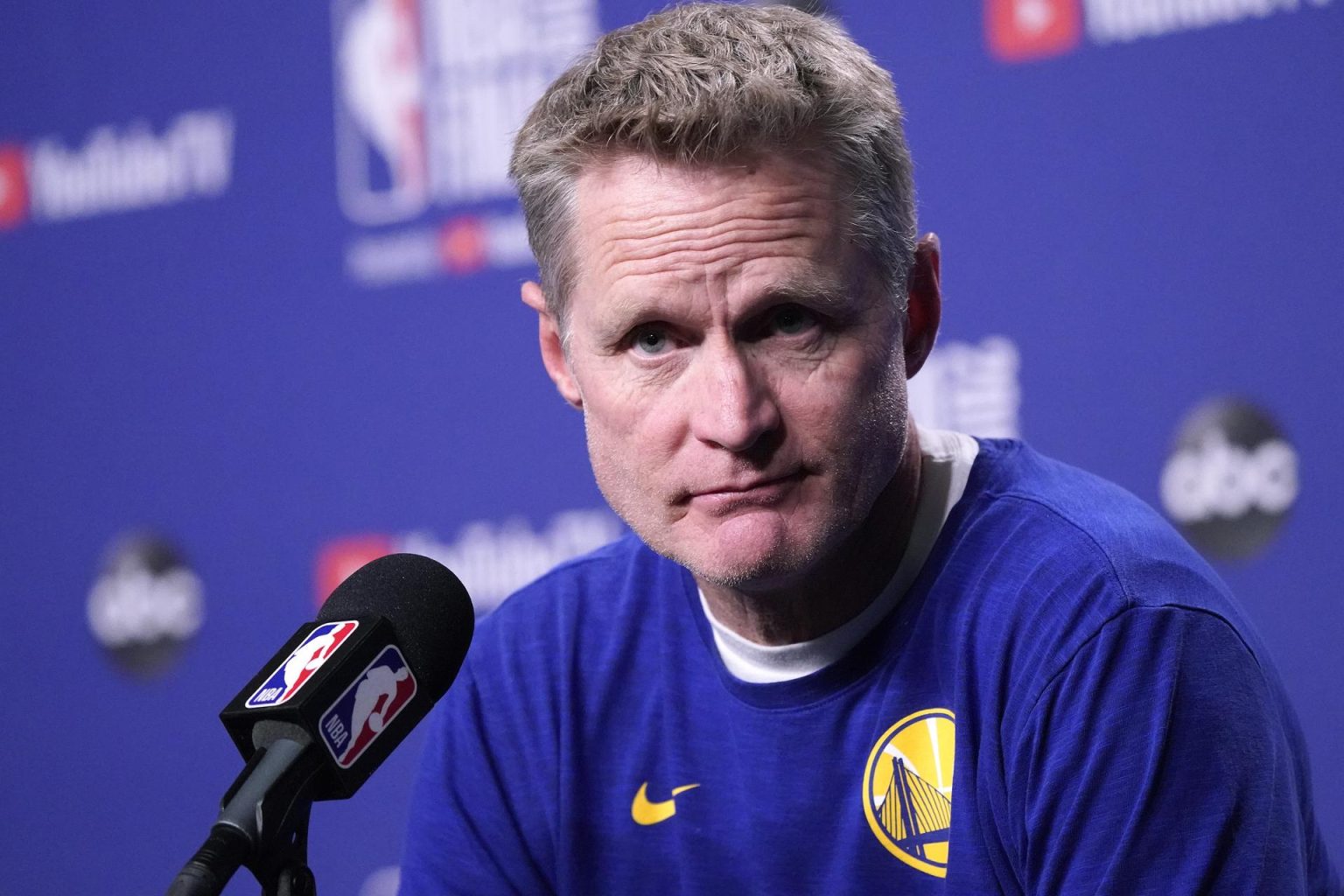 Fotografía de archivo en la que se registró al entrenador de los Warriors de Golden State, Steve Kerr, durante una rueda de prensa, en Toronto (Canadá). EFE/John G. Mabanglo