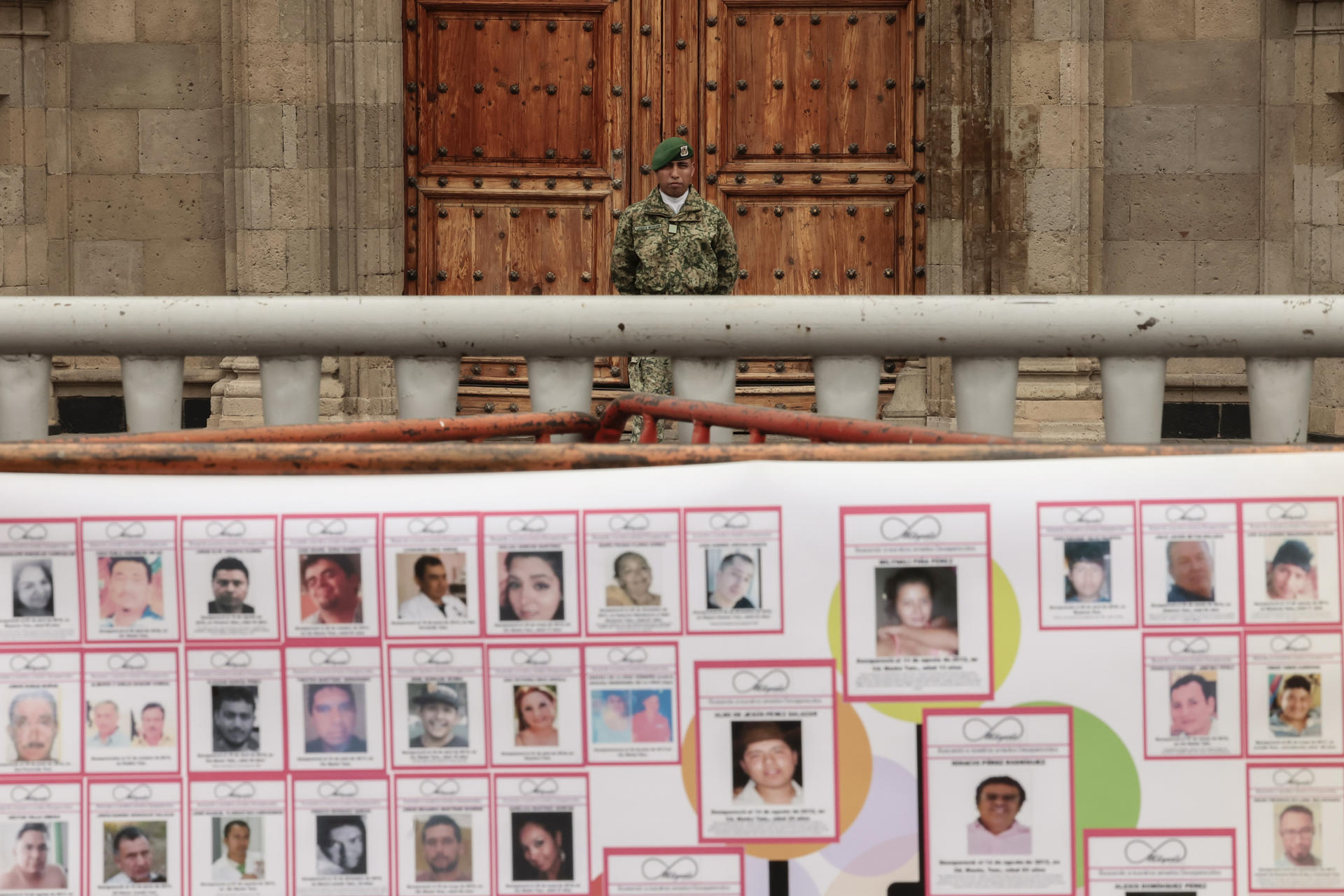 Un cartel con fotografías de personas desaparecidas es colocada hoy, frente a Palacio Nacional, durante la develación de un memorial del joven hondureño desaparecido en el estado mexicano de Jalisco, Oscar Antonio López Enamorado, instalado en la Ciudad de México (México). EFE/José Méndez
