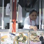 Yelva Cortés, natural de Michoacán (México), atiende a unos clientes en el restaurante móvil donde trabaja, el 30 de diciembre de 2023, en el condado Liberty, al noreste de Houston, Texas (Estados Unidos). EFE/ Alicia L. Pérez