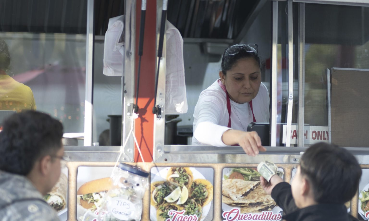 Yelva Cortés, natural de Michoacán (México), atiende a unos clientes en el restaurante móvil donde trabaja, el 30 de diciembre de 2023, en el condado Liberty, al noreste de Houston, Texas (Estados Unidos). EFE/ Alicia L. Pérez