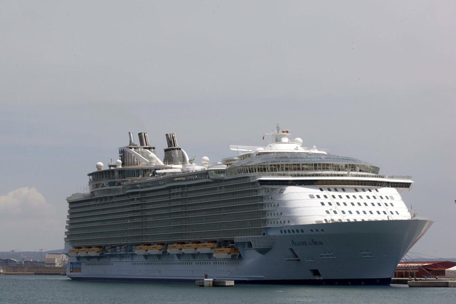 Fotografía de archivo de un crucero de la naviera Royal Caribbean. EFE / MONTSERRAT T DIEZ