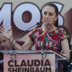 La candidata por el oficialista Movimiento de Regeneración Nacional (Morena), Claudia Sheinbaum, habla durante su cierre de precampaña en el Monumento a la Revolución en la Ciudad de México (México). Imagen de archivo. EFE/Isaac Esquivel