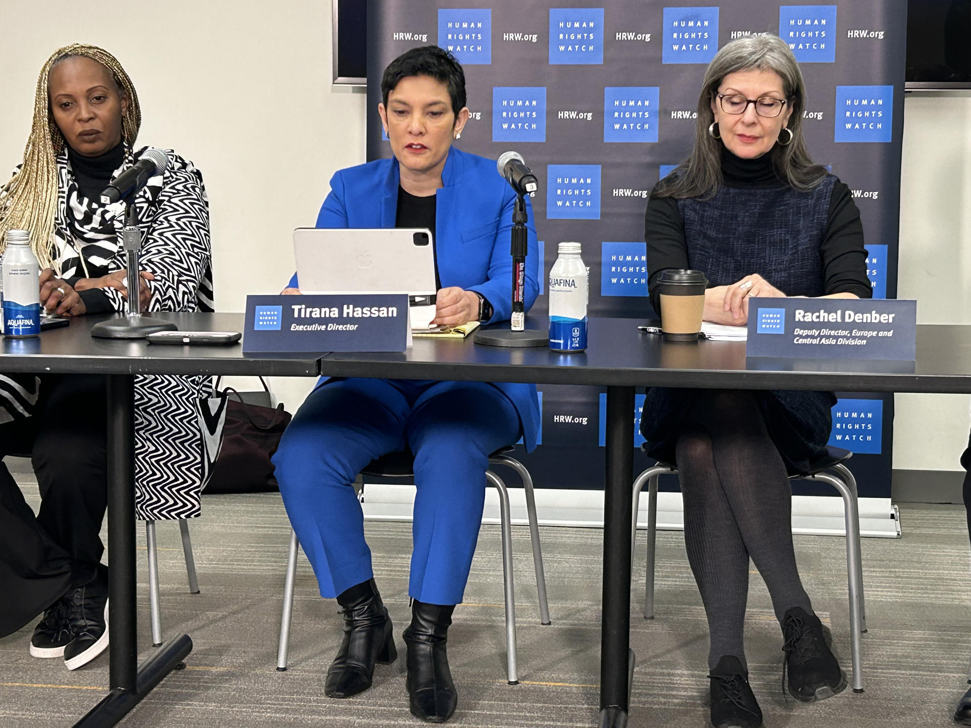 Tirana Hassan, directora ejecutiva de Human Rights Watch, habla hoy junto a Carine Kaneza (i), directora adjunta (e) de la división de África; y Rachel Denber (d), directora adjunta (e) de la división de Europa y de Asia Central, durante la presentación del informe sobre los derechos humanos, en la sede de las Naciones Unidas en Nueva York (EE.UU). EFE/Javier Otazu
