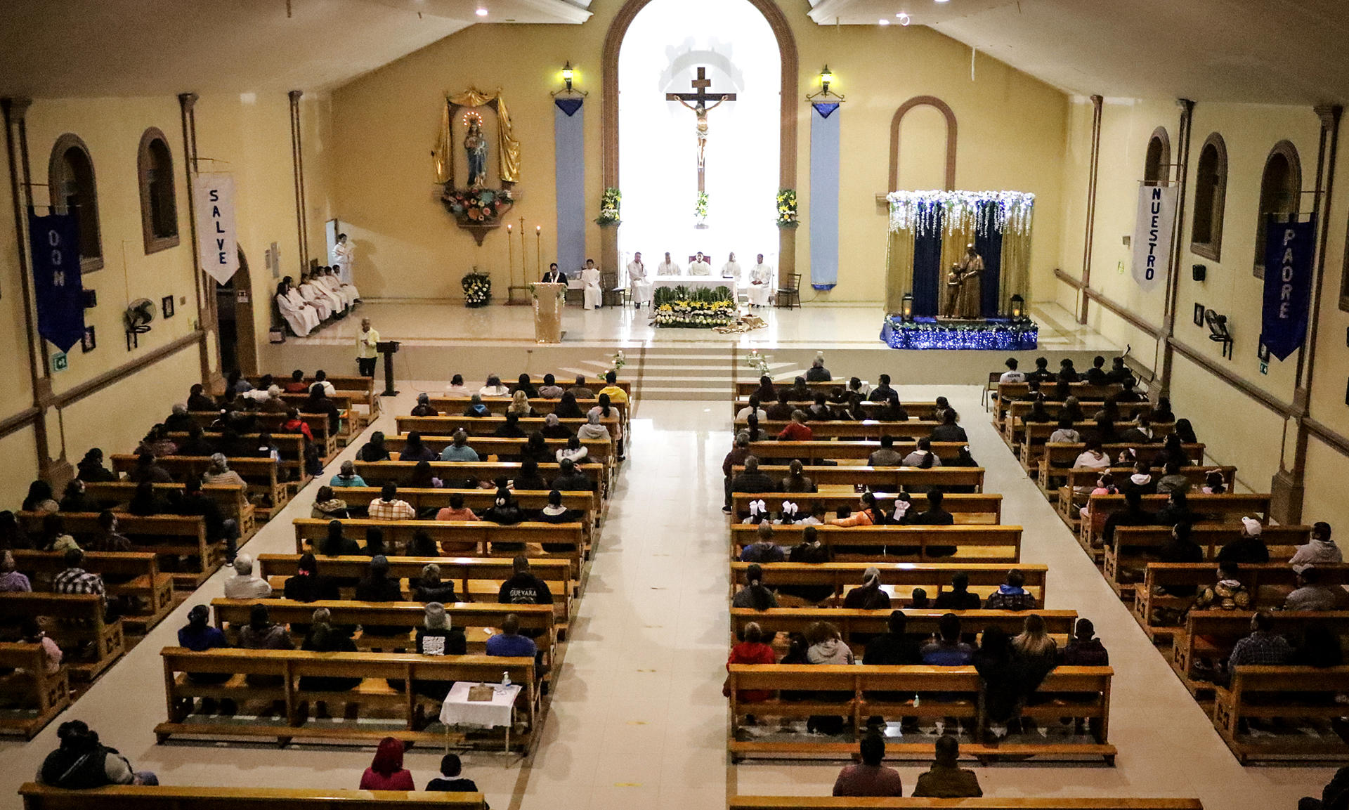 Feligreses y migrantes participan hoy en una misa en el Oratorio Salesiano San Juan Bosco, en la ciudad de Tijuana (México). EFE/Joebeth Terríquez
