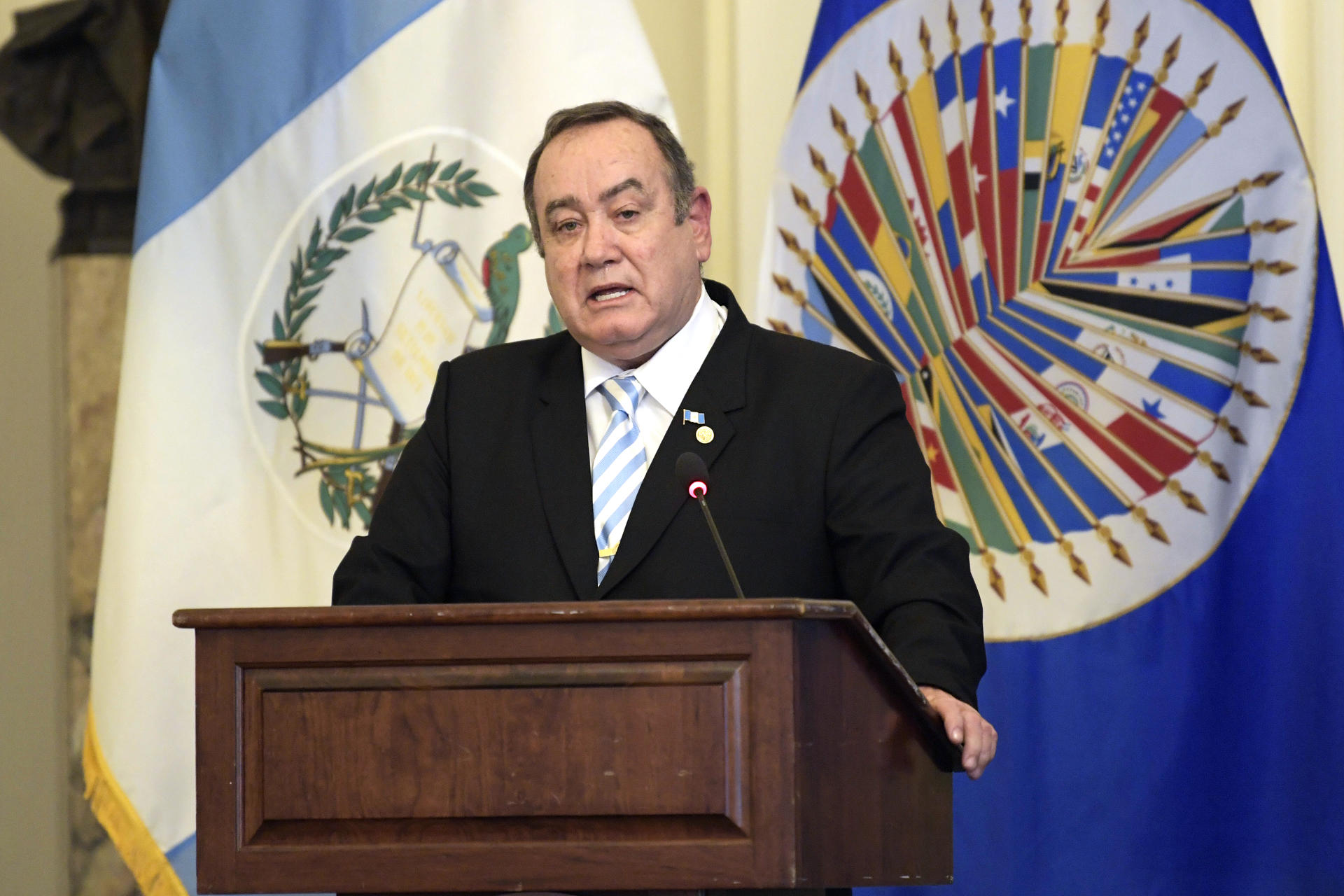 El presidente saliente de Guatemala, Alejandro Giammattei, habla hoy durante una sesión del Consejo Permanente de la Organización de Estados Americanos (OEA), en Washington (EE.UU.). EFE/ Lenin Nolly
