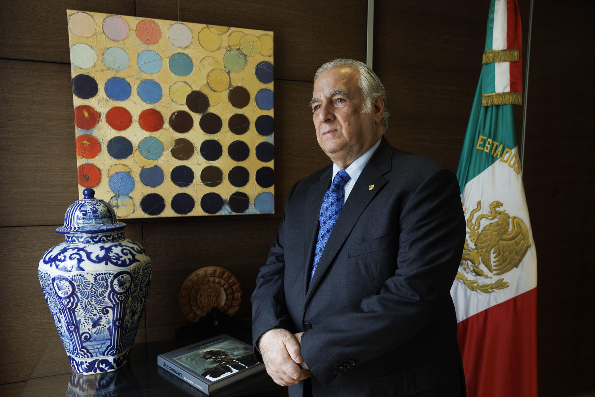 Miguel Torruco, secretario de Turismo de México, posa durante una entrevista con EFE en la Embajada de México en Madrid este lunes. EFE/Sergio Pérez
