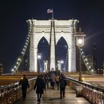 Fotografía cedida por el Departamento de Transportes de Nueva York (NYC DOT) que muestra transeúntes mientras caminan por el puente de Brooklyn después de la iluminación de sus arcos el 11 de enero de 2024, en Nueva York (EE.UU.). EFE/ NYC DOT SÓLO USO EDITORIAL/SÓLO DISPONIBLE PARA ILUSTRAR LA NOTICIA QUE ACOMPAÑA (CRÉDITO OBLIGATORIO)