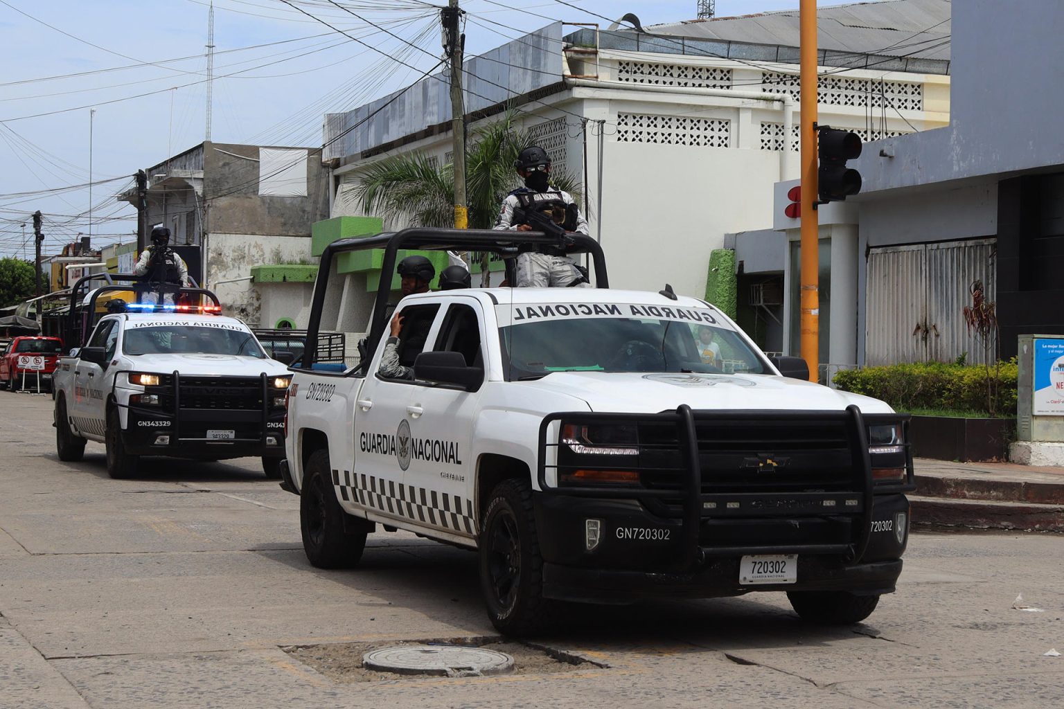 Fotografía de archivo fechada el 24 de julio de 2023 que muestra a miembros de la Guardia Nacional a bordo de dos vehículos durante un patrullaje de vigilancia por calles del municipio de Tapachula, en el estado de Chiapas (México). EFE/Juan Manuel Blanco