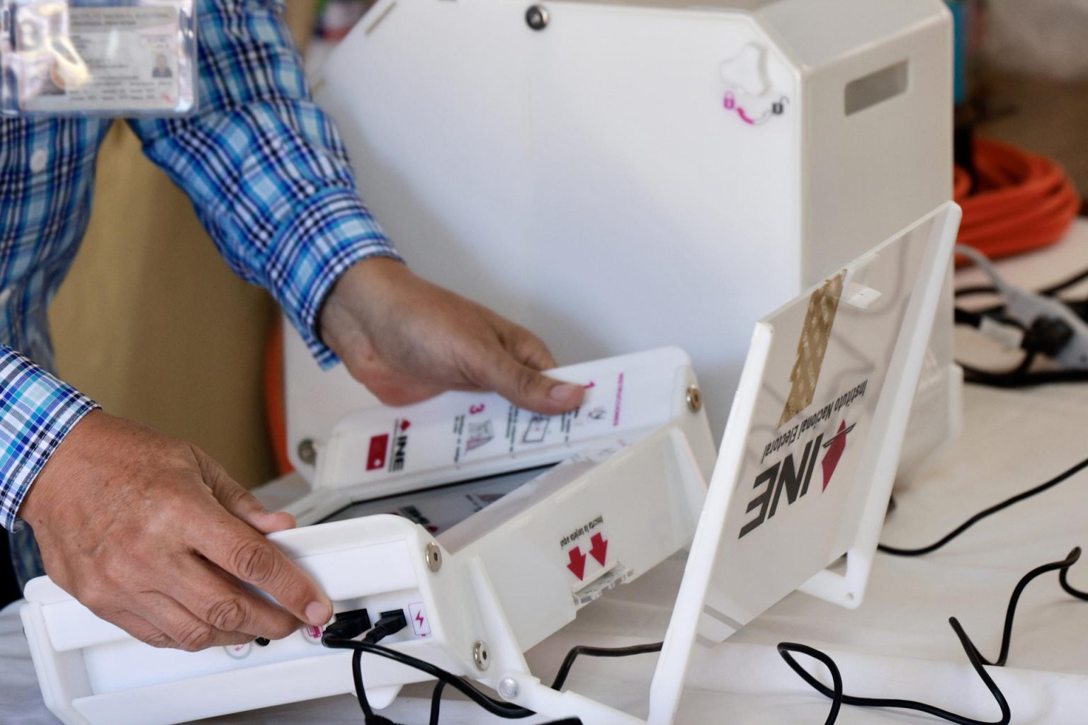 México tendrá las elecciones más grandes de su historia el 2 de junio, cuando más de 97 millones de mexicanos están llamados a renovar 20.375 cargos federales, incluyendo la presidencia, los 500 escaños de la Cámara de Diputados y los 128 del Senado, así como nueve gobiernos estatales. Fotografía de archivo. EFE/ Felipe Gutiérrez