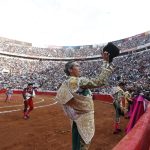 El torero mexicano Diego Silveti saluda durante una corrida en Ciudad de México (México). EFE/ Mario Guzmán