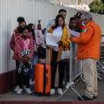 Migrantes hacen fila para solicitar un proceso de asilo en Estados Unidos, el 25 de enero de 2024 en el paso fronterizo del Chaparral en Baja California (México). EFE/Joebeth Terríquez