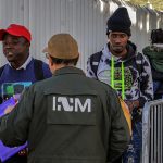 Fotografía de archivo de grupos de migrantes cubanos que hacen fila para cruzar a Estados Unidos y continuar con su proceso de asilo a través de la garita internacional del Chaparral ayer, en Tijuana, Baja California (México). EFE/ Joebeth Terríquez