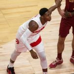 El jugador canadiense RJ Barrett en acción en su primer partido con su nuevo equipo, los Toronto Raptors en el .Scotiabank Arena en Toronto (Canadá). EFE/ Julio César Rivas