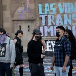 Agrupaciones LGBTI protestan este lunes en el Palacio Nacional de México, donde vive y trabaja el presidente Andrés Manuel López Obrador, tras la muerte de la activista y política Samantha Fonseca, la cuarta mujer trans asesinada en lo que va del año en el país, en Ciudad de México. EFE/ José Méndez