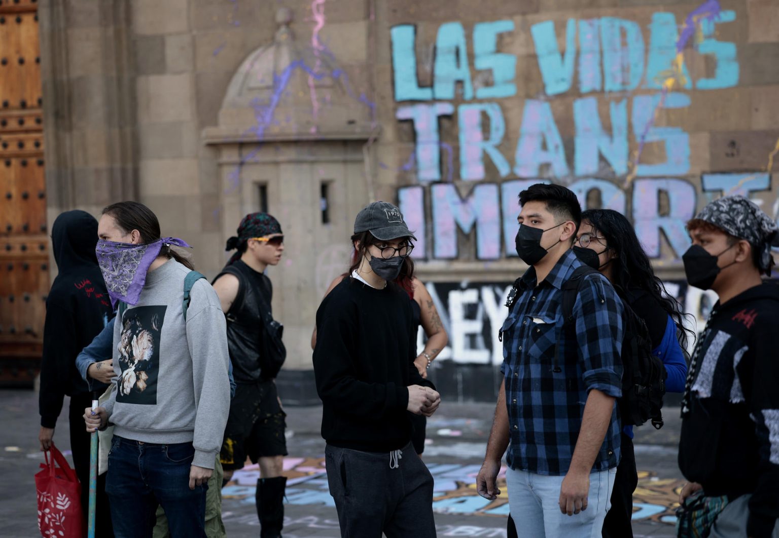 Agrupaciones LGBTI protestan este lunes en el Palacio Nacional de México, donde vive y trabaja el presidente Andrés Manuel López Obrador, tras la muerte de la activista y política Samantha Fonseca, la cuarta mujer trans asesinada en lo que va del año en el país, en Ciudad de México. EFE/ José Méndez