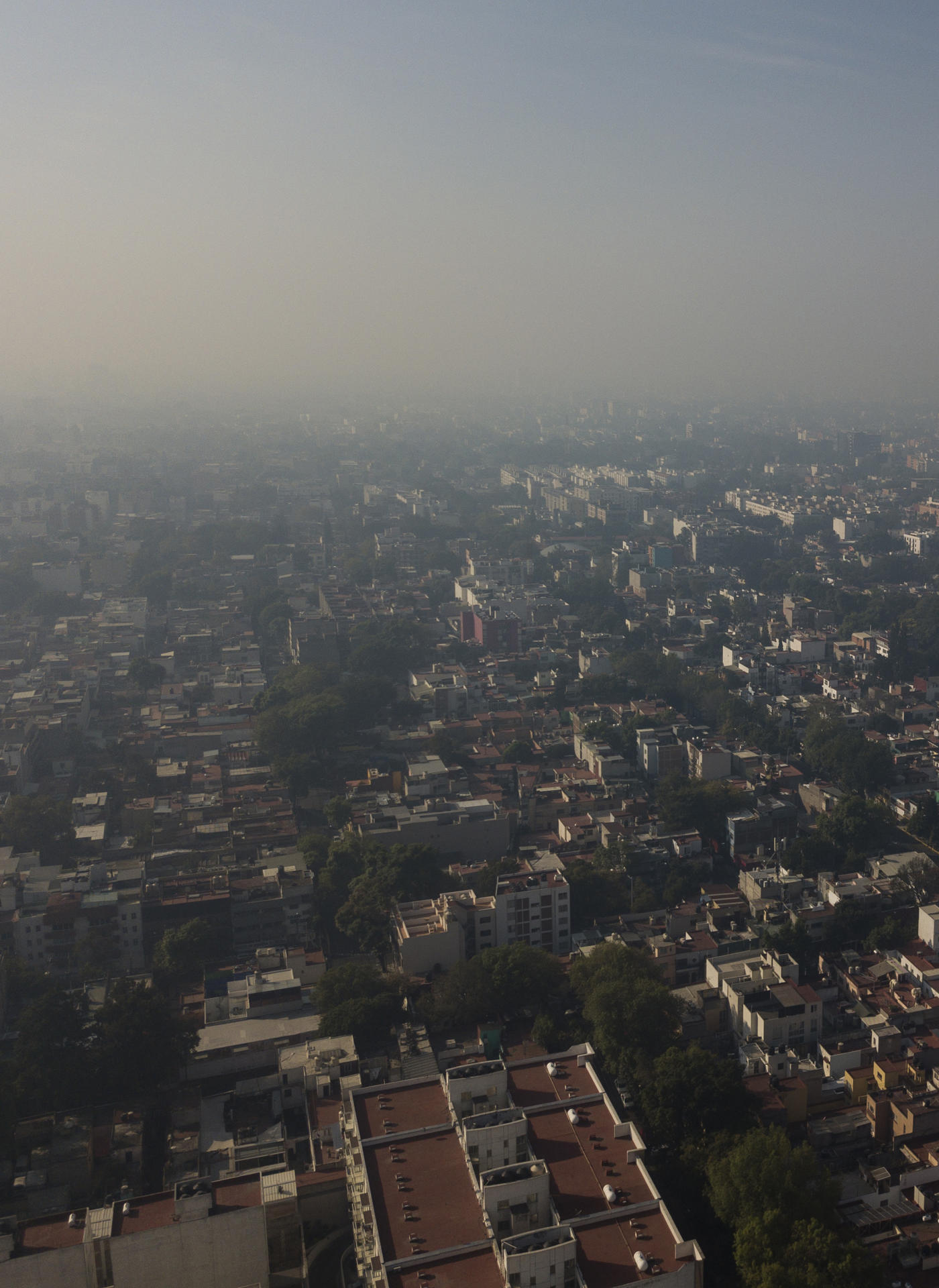 Fotografía tomada desde un drone, donde se observa la contaminación del aire, este lunes en la Ciudad de México (México). EFE/Isaac Esquivel
