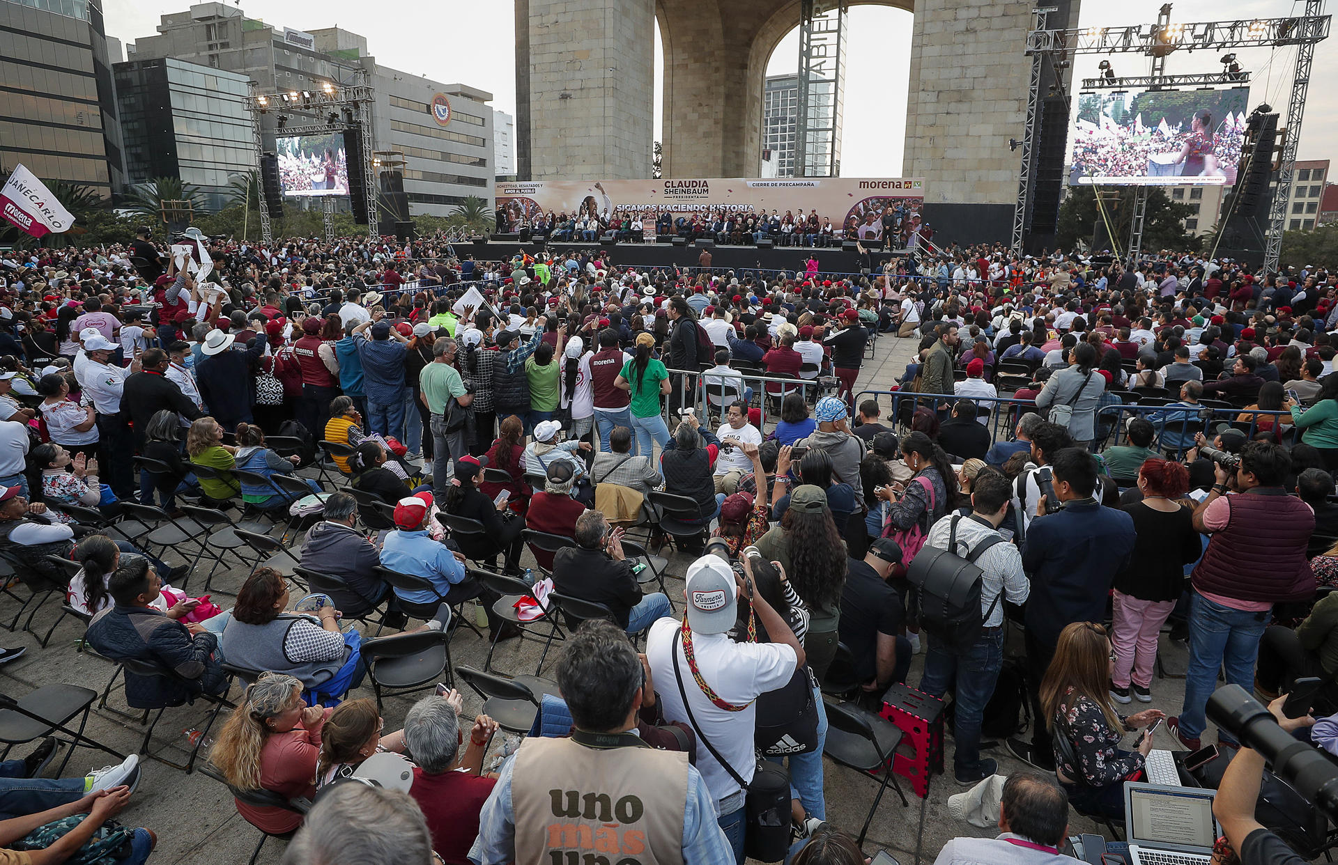 Simpatizantes de la aspirante presidencial por el oficialista Movimiento de Regeneración Nacional (Morena) Claudia Sheinbaum, acuden al cierre de precampaña en el Monumento a la Revolución hoy, en la Ciudad de México (México). EFE/Isaac Esquivel
