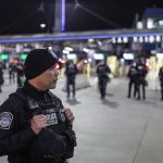 Fotografía de archivo de agentes de la Patrulla Fronteriza y de la Guardia Nacional estadounidense que son vistos mientras realizan un simulacro, desde el lado mexicano de la frontera en la Garita de San Ysidro en Tijuana, Baja California (México). EFE/Joebeth Terriquez