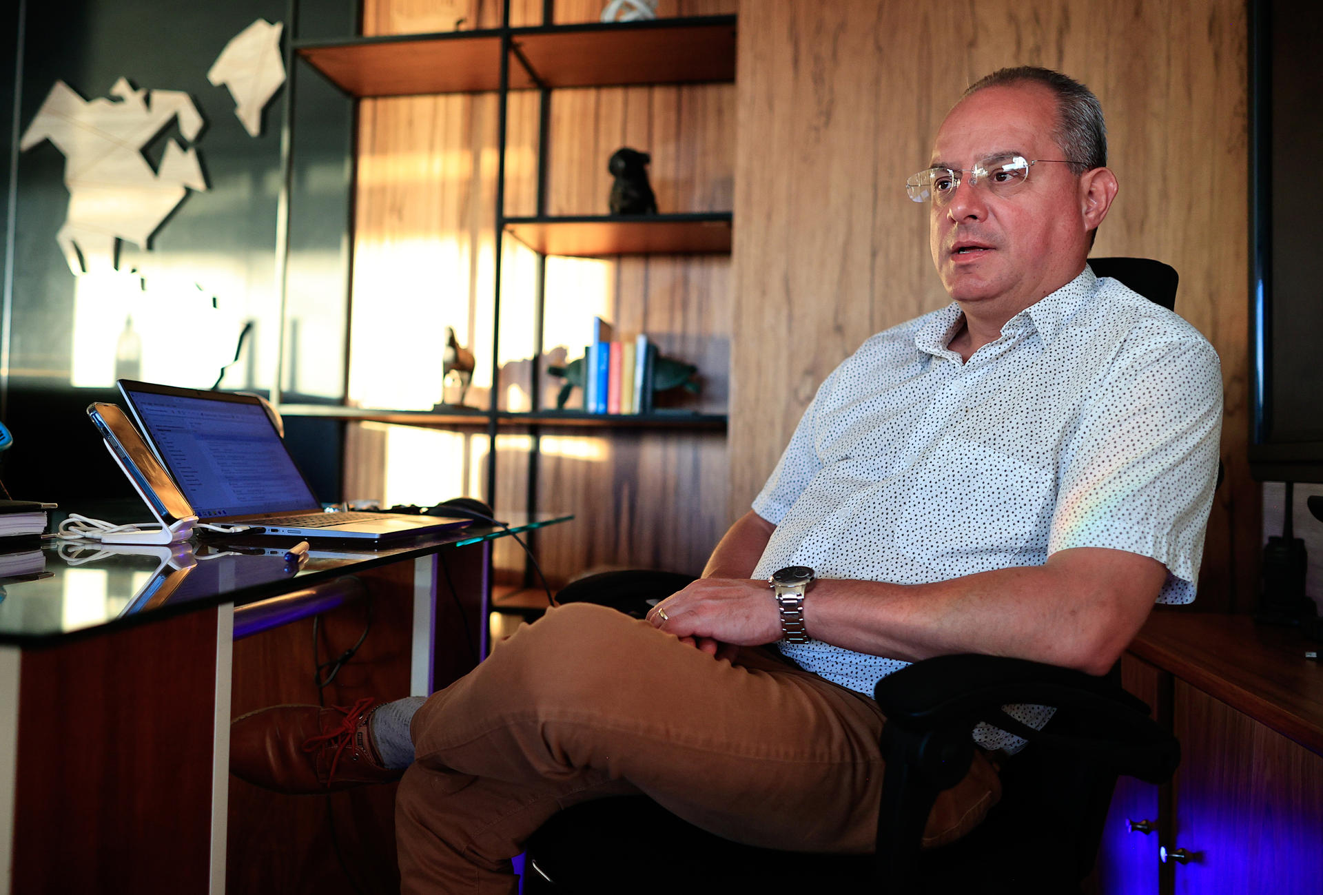 Alejandro Domínguez, presidente de la Asociación de Hoteles y empresas turísticas de Acapulco, habla durante una entrevista con EFE, el 22 de enero de 2024, en Acapulco (México). EFE/David Guzmán
