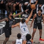 Kyle Anderson de Minnesota Timberwolves lanza a canasta sobre la marca de Royce Oneale de Brooklyn Nets hoy, durante el juego de NBA en el Barclays Center de Brooklyn, New York (EE.UU). EFE/ Ángel Colmenares