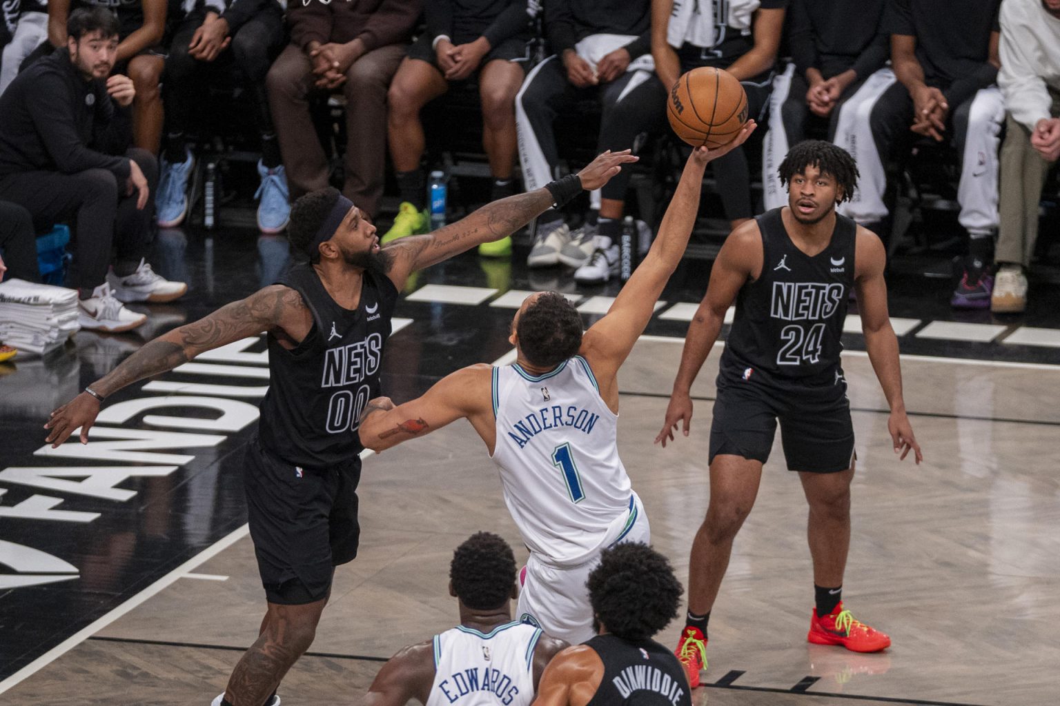 Kyle Anderson de Minnesota Timberwolves lanza a canasta sobre la marca de Royce Oneale de Brooklyn Nets hoy, durante el juego de NBA en el Barclays Center de Brooklyn, New York (EE.UU). EFE/ Ángel Colmenares