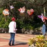 Fotografía cedida por el Pueblo de Pinecrest donde aparecen unas personas mientras visitan las cacetas de arte de la Feria de Arte y Diseño durante su edición del 2023 en Pinecrest, Florida. EFE/Village of Pinecrest /SOLO USO EDITORIAL /NO VENTAS /SOLO DISPONIBLE PARA ILUSTRAR LA NOTICIA QUE ACOMPAÑA /CRÉDITO OBLIGATORIO