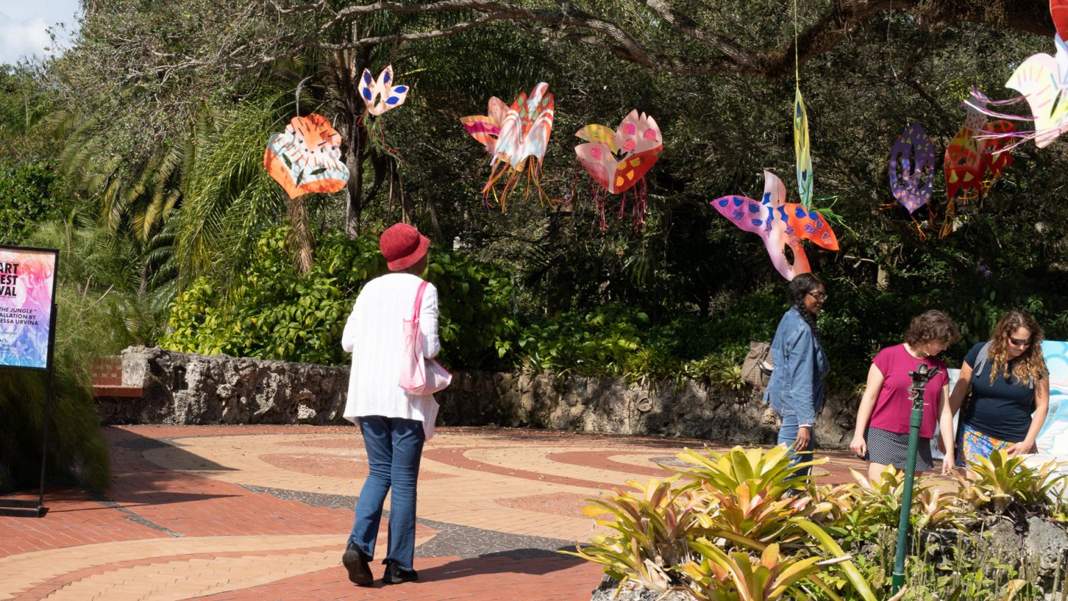 Fotografía cedida por el Pueblo de Pinecrest donde aparecen unas personas mientras visitan las cacetas de arte de la Feria de Arte y Diseño durante su edición del 2023 en Pinecrest, Florida. EFE/Village of Pinecrest /SOLO USO EDITORIAL /NO VENTAS /SOLO DISPONIBLE PARA ILUSTRAR LA NOTICIA QUE ACOMPAÑA /CRÉDITO OBLIGATORIO