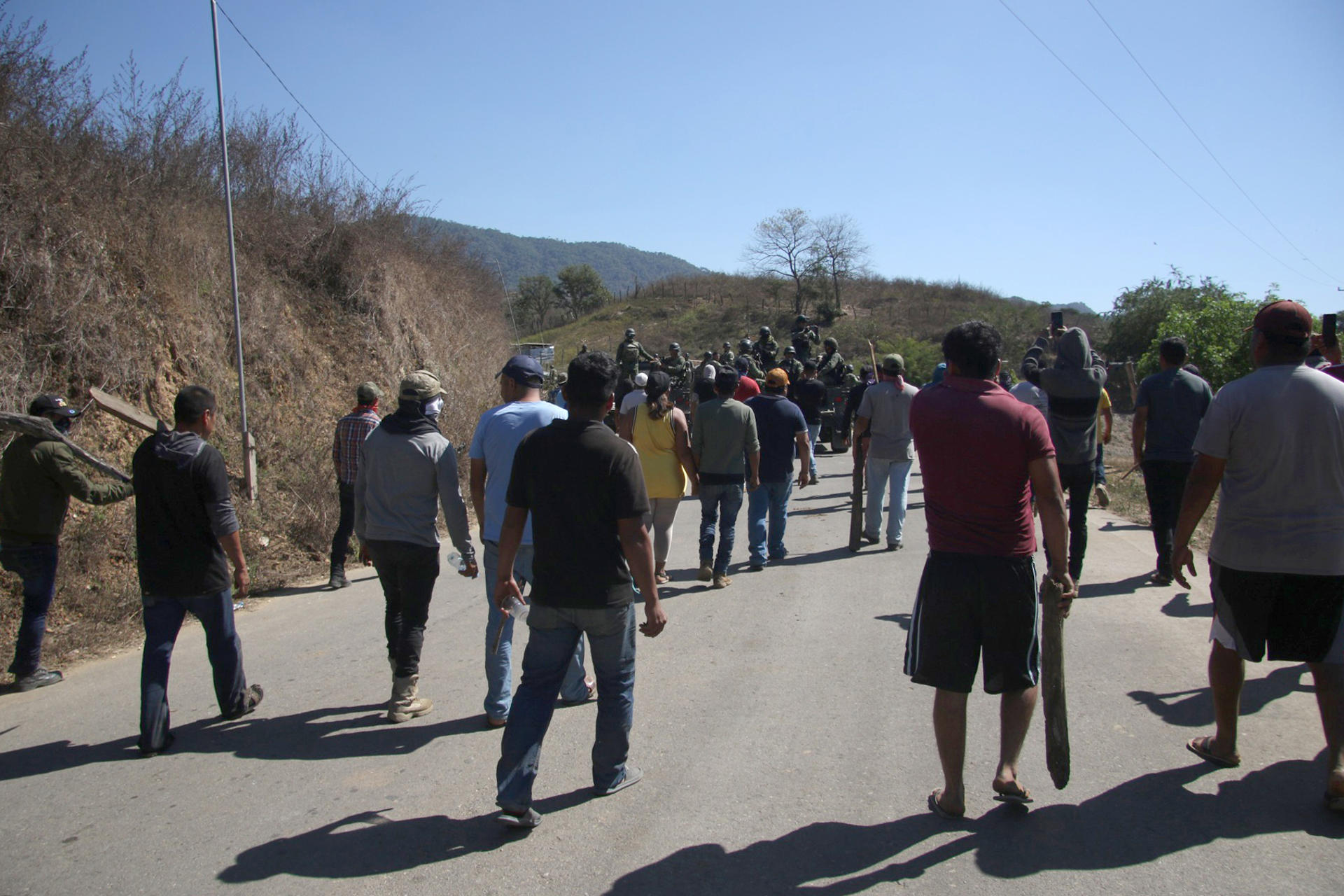 Habitantes impiden el transito a personal del Ejército Mexicano a su comunidad de Coacoyulillo hoy, en el municipio de Chilpancingo (México). EFE/ José Luis de la Cruz
