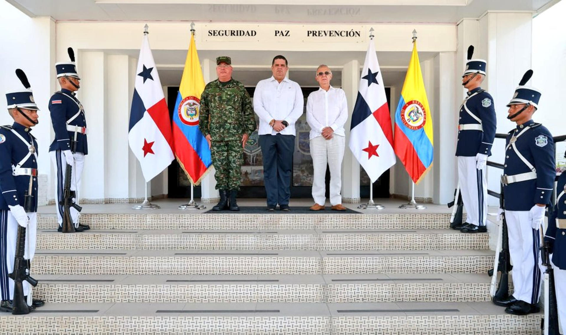 Fotografía cedida por el Ministerio de Seguridad de Panamá de el ministro panameño de Seguridad Pública, Juan Manuel Pino (C) junto a el titular del Ministerio de Defensa de Colombia, Iván Velásquez (der.), durante una reunión hoy en Ciudad de Panamá (Panamá). EFE/ Ministerio De Seguridad De Panamá SOLO USO EDITORIAL/NO VENTAS/SOLO DISPONIBLE PARA ILUSTRAR LA NOTICIA QUE ACOMPAÑA/CRÉDITO OBLIGATORIO/MÁXIMA CALIDAD DISPONIBLE
