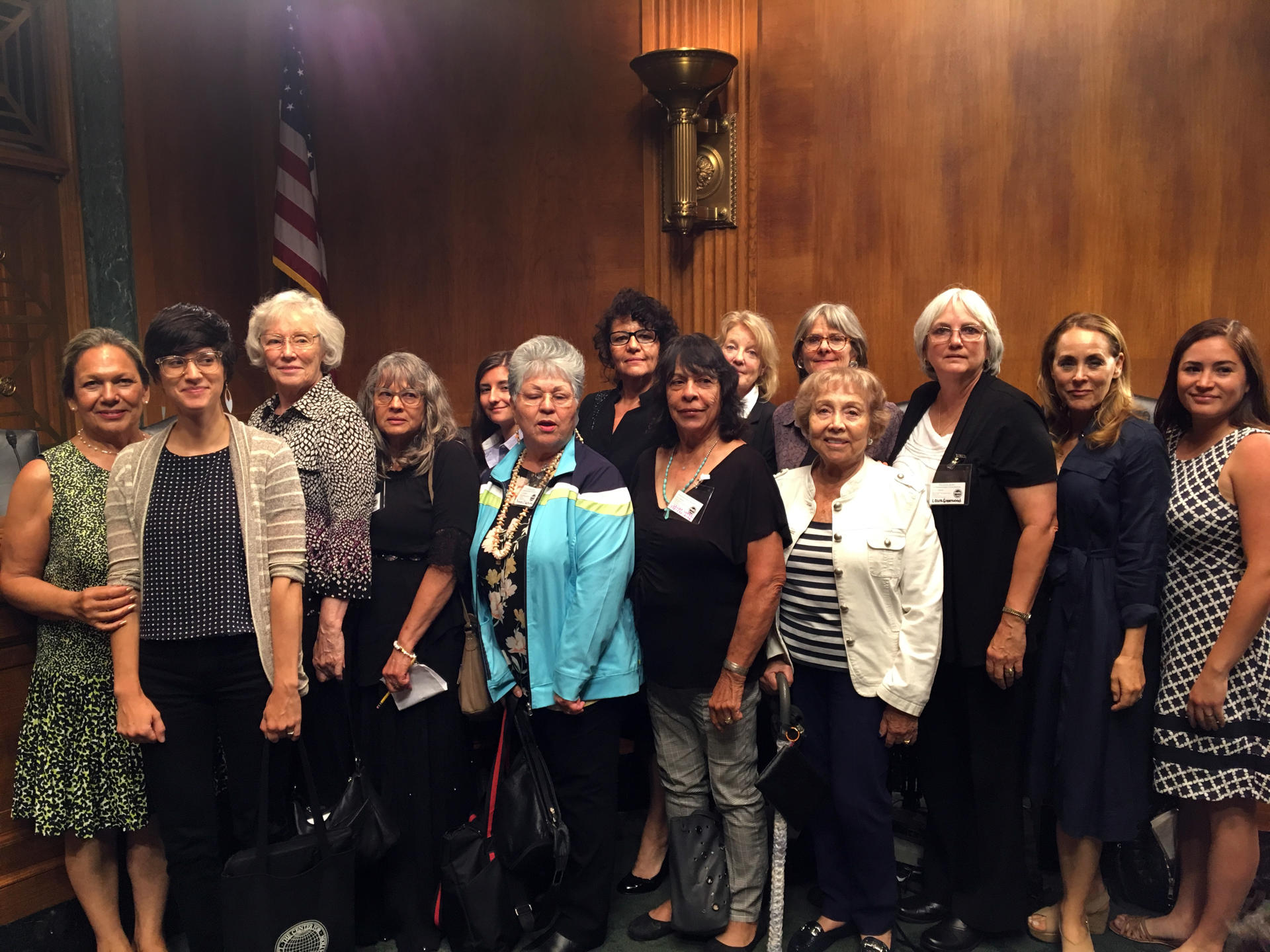 Fotografía cedida por Tina Córdova donde aparecen las miembros de la delegación de Nuevo México y miembros de la organización Tularosa Basin Downwinders que viajaron al Congreso en Washington para asistir a la audiencia judicial del sobre la 'Ley de Compensación por Exposición a la Radiación (RECA), (de izq. a der.) Therese Perea, Andrea Steves, Christy Pino, Doris Walters, Livia Córdova Landrum, Bernice Gutierrez, Tina Córdova, Louisa López, Joni Arends, Holly Beaumont, Barbara Kent, Laura Greenwood, Casey Kent, Myrriah Gómez. EFE/ Tina Córdova / SOLO USO EDITORIAL/ SOLO DISPONIBLE PARA ILUSTRAR LA NOTICIA QUE ACOMPAÑA (CRÉDITO OBLIGATORIO)
