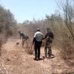 Fotografía de archivo de peritos de la Fiscalía de Justicia de Sonora que localizaron el cuerpo semienterrado de un hombre en una fosa clandestina. EFE/Daniel Sánchez