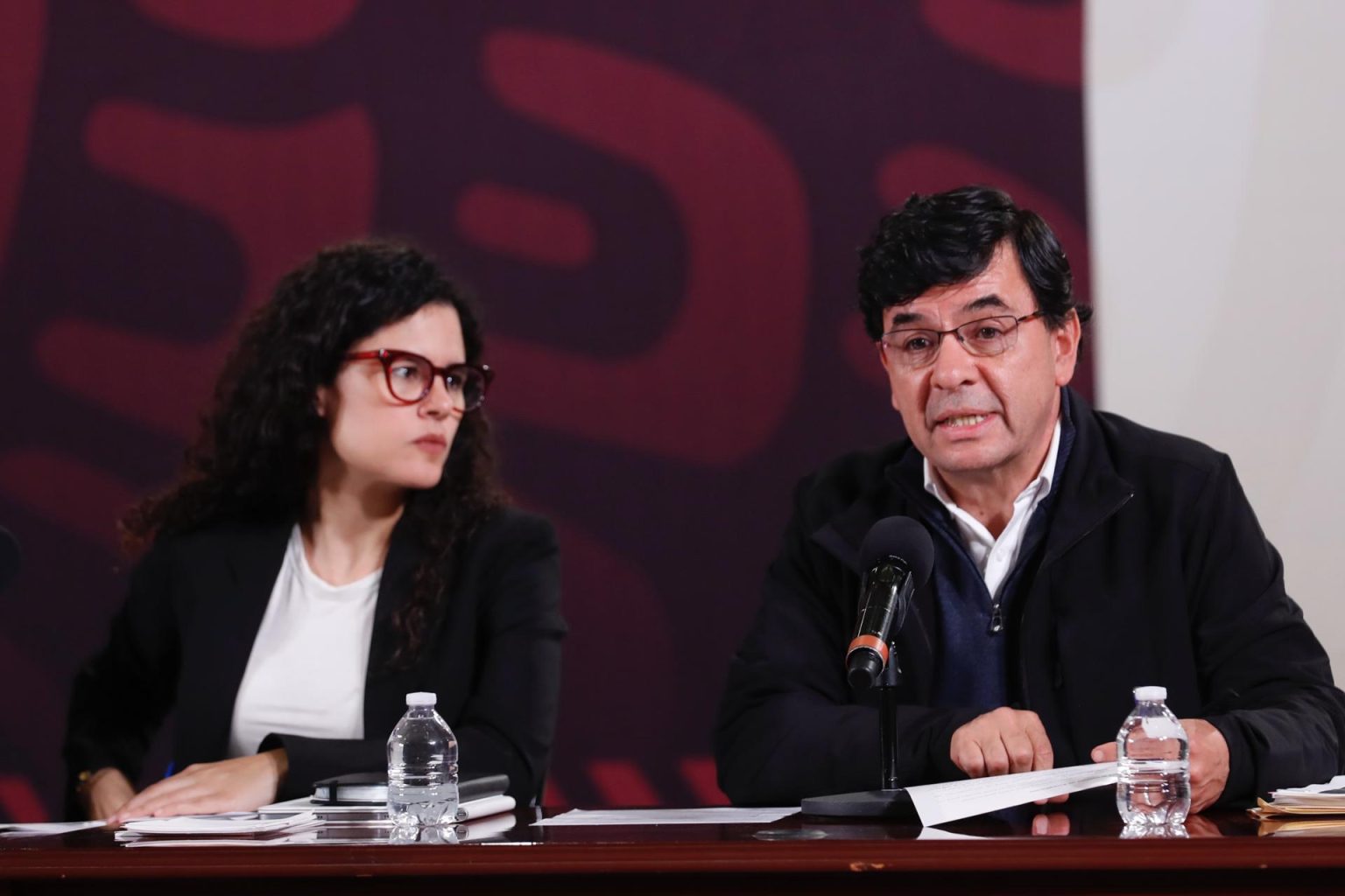 La secretaria gobernación, María Luisa Alcalde (i) y el coordinador general de comunicación social y vocero de la presidencia de la república Jesús Ramírez (d) participan hoy en una rueda de prensa en Ciudad de México (México). EFE/Sáshenka Gutiérrez