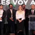 Fotografía de archivo donde se observan a los hijos del presidente de México, Andrés Manuel López Obrador (d), y su esposa Beatriz Gutiérrez Müller (c), Gonzalo López Beltrán, Andrés Manuel López Beltrán y José Ramón López Beltrán, durante un acto protocolario en Ciudad de México (México). EFE/ Mario Guzmán