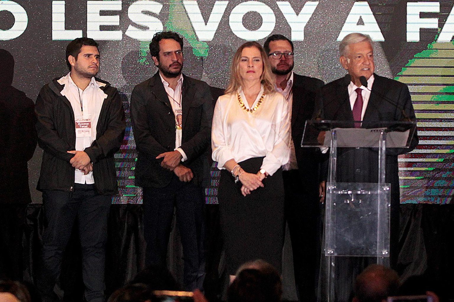 Fotografía de archivo donde se observan a los hijos del presidente de México, Andrés Manuel López Obrador (d), y su esposa Beatriz Gutiérrez Müller (c), Gonzalo López Beltrán, Andrés Manuel López Beltrán y José Ramón López Beltrán, durante un acto protocolario en Ciudad de México (México). EFE/ Mario Guzmán