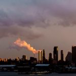 Vista de las emisiones que provienen de una central eléctrica en Brooklyn, Nueva York (EE.UU.). Imagen de archivo. EFE/ Justin Lane