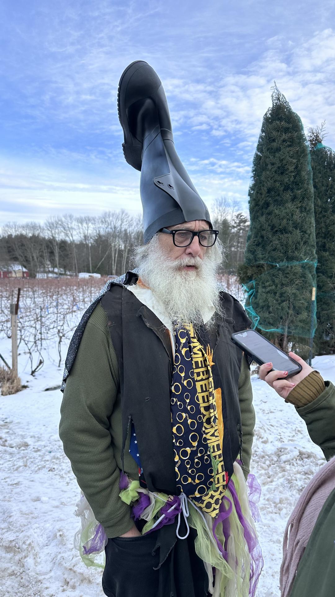 El comediante Vermin Supreme, candidato presidencial satírico que se presenta en todas las primarias de Nuevo Hampshire, habla durante una entrevista con EFE, el 22 de enero de 2024, en Hollis, Nuevo Hampshire (Estados Unidos). EFE/ Octavio Guzmán
