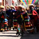 Cientos de hombres banzan con su traje de gala hoy en honor a San Sabastián, durante una celebración en el municipio de Chiapa de Corzo, estado de Chiapas (México). EFE/Carlos López