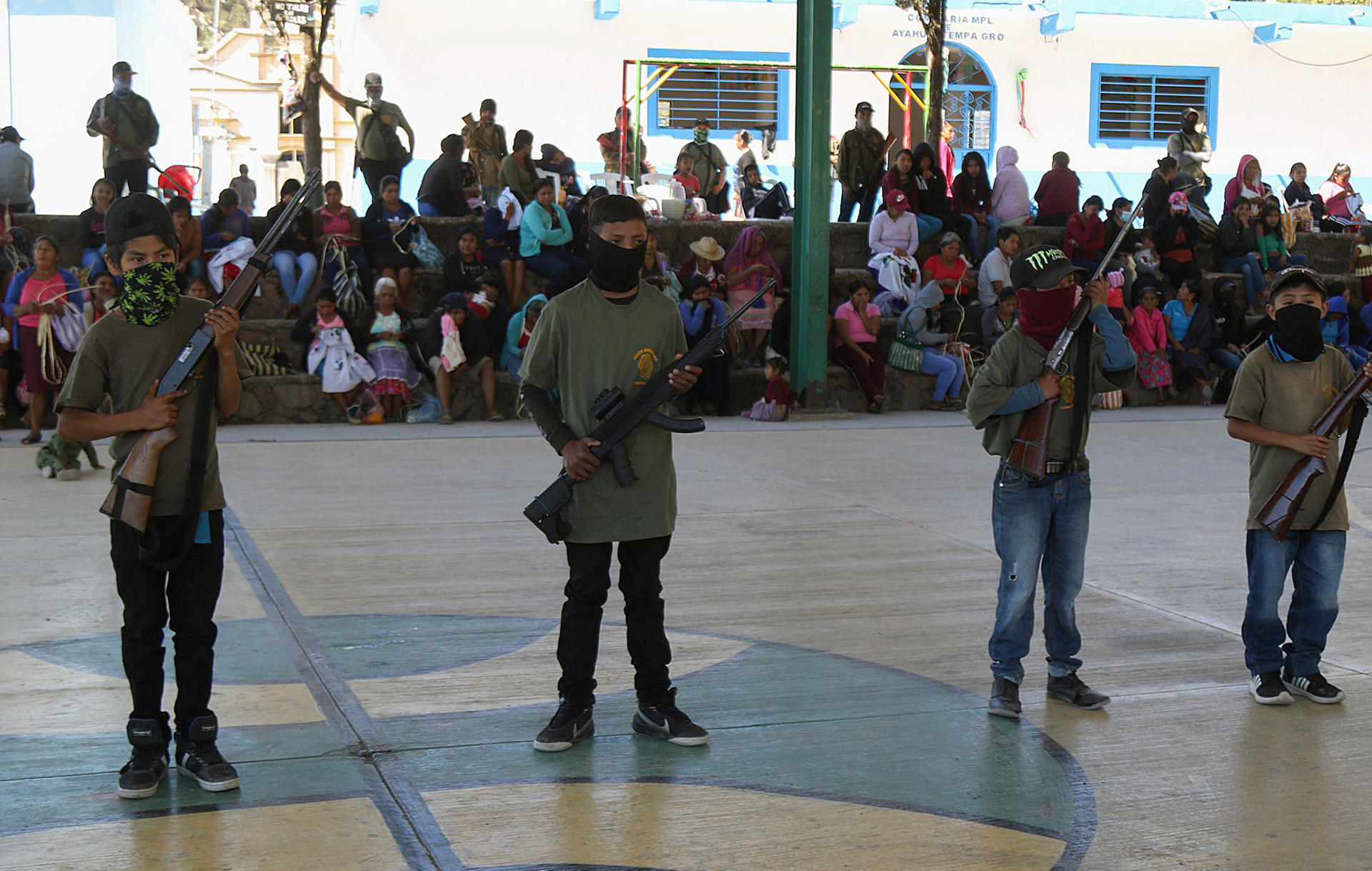 Menores son incorporados a las autodefensas hoy en la comunidad de Ayahualtempa, municipio de José Joaquín de Herrera, estado de Guerrero (México). EFE/José Luis de la Cruz
