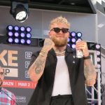 El 'youtuber' y boxeador estadounidense Jake Paul saluda durante una rueda de prensa realizada hoy en la capital puertorriqueña, San Juan. Paul anunció este jueves en San Juan que a través de su Fundación Boxing Bullies construirán cuatro gimnasios de boxeo en la isla, incluyendo uno para la campeona Amanda Serrano. EFE/Jorge Muñiz