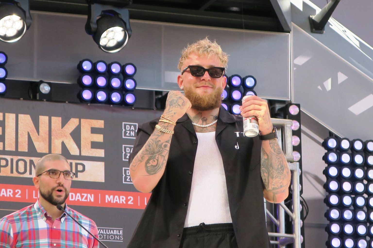 El 'youtuber' y boxeador estadounidense Jake Paul saluda durante una rueda de prensa realizada hoy en la capital puertorriqueña, San Juan. Paul anunció este jueves en San Juan que a través de su Fundación Boxing Bullies construirán cuatro gimnasios de boxeo en la isla, incluyendo uno para la campeona Amanda Serrano. EFE/Jorge Muñiz