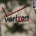 Fotografía de archivo del logotipo de la operadora de telecomunicaciones Verizon en sus oficinas de Nueva York, Estados Unidos. EFE/ANDREW GOMBERT